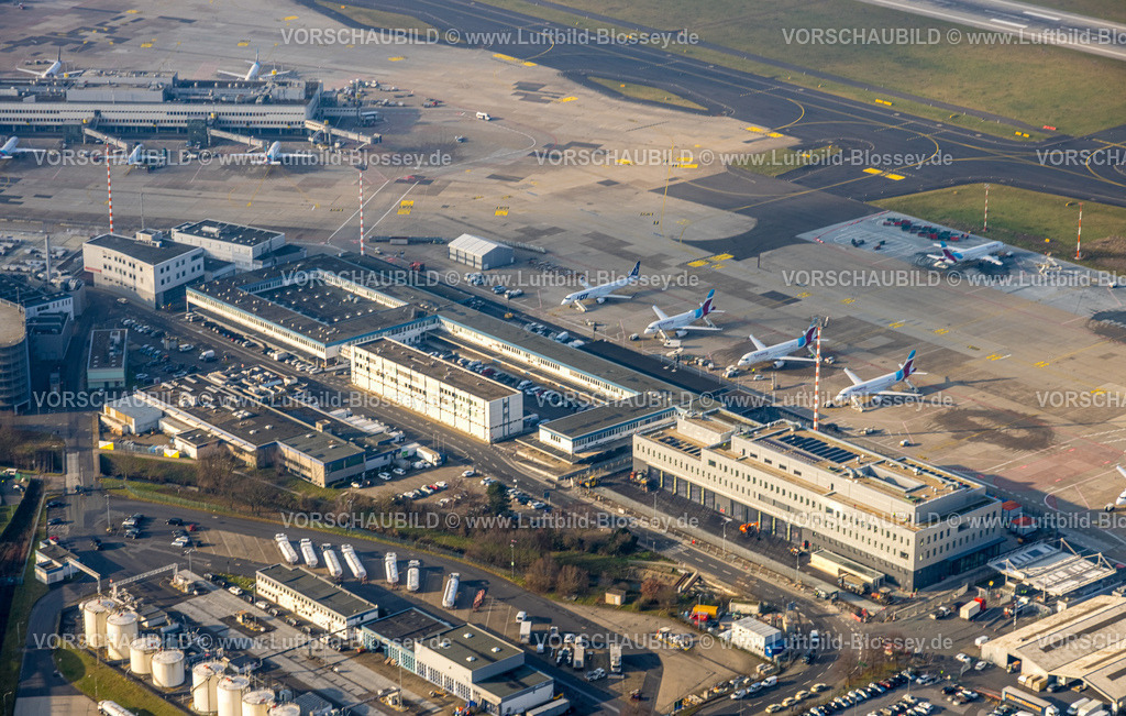 Duesseldorf260100446 | Luftbild, DUS Airport, Flughafen Düsseldorf, Flugzeuge mit Startbahn und Landebahn, Empfangsgebäude und Abfertigungsgebäude, Lohausen, Düsseldorf, Ruhrgebiet, Nordrhein-Westfalen, Deutschland