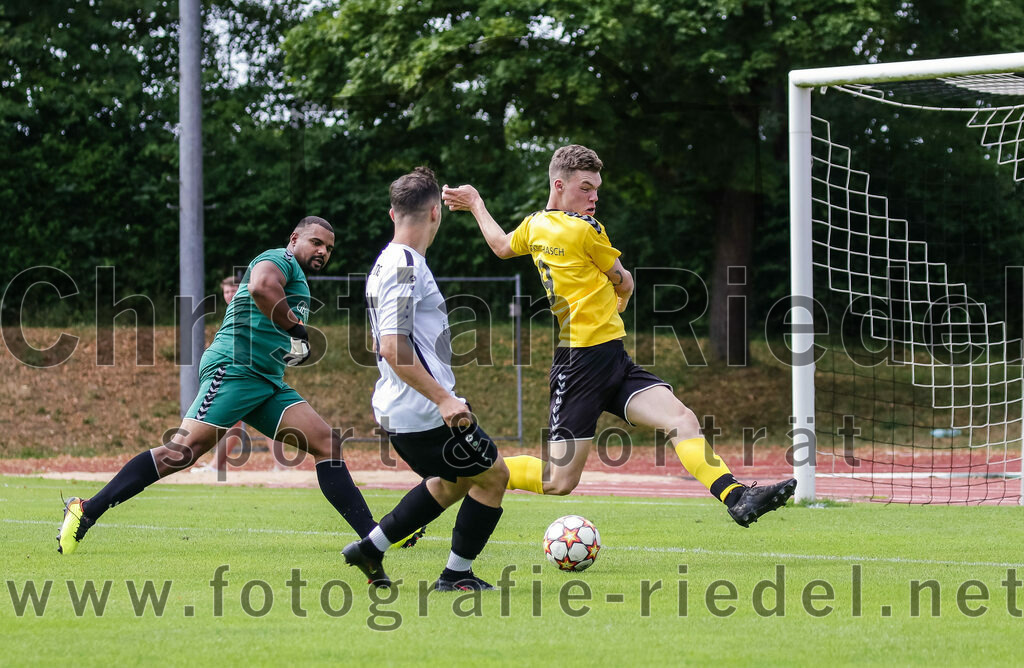 2023-07-23_038_SV_Anzing_gegen_SC_Kirchasch | Anzing, Deutschland, 23.07.2023:
Fußball, Kreisliga 2023 / 2024, Testspiel, SV Anzing gegen SC Kirchasch, Endergebnis: 5:1

Torwart Sven Kouame (SC Kirchasch, #1), Granit Lezi (SV Anzing, #18), Markus Zollner (SC Kirchasch, #9)

Foto: Christian Riedel / fotografie-riedel.net