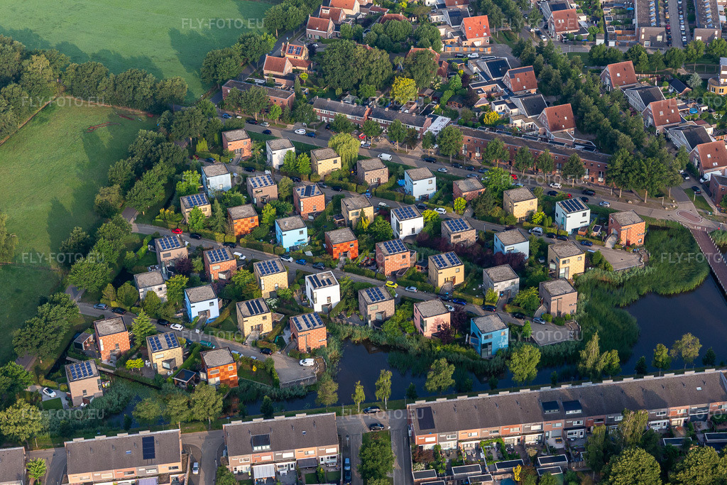 Vue aérienne: Quartier résidentiel avec des maisons unifamiliales colorées en forme de cube dans un lotissement unifamilial à la campagne au bord de l'eau à le quartier Eekmaat West in Enschede dans le département Overijssel, Pays-Bas. Photo: IMG_008190.jpg prise le 18/07/2020 par Werner Riehm/FLY-FOTO.eu