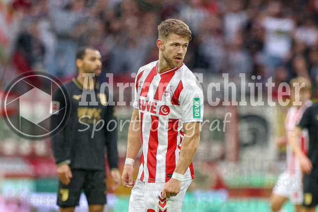 1. FC Köln vs FC Augsburg - 1. Bundesliga  | Köln, Deutschland, 18.10.25:   Jan Thielmann (1. FC Köln) schaut waehrend des Spiels der 1. Bundesliga zwischen  1. FC Köln vs FC Augsburg im RheinEnergieStadion(Foto von Brauer-Fotoagentur / Adrian Schlueter)