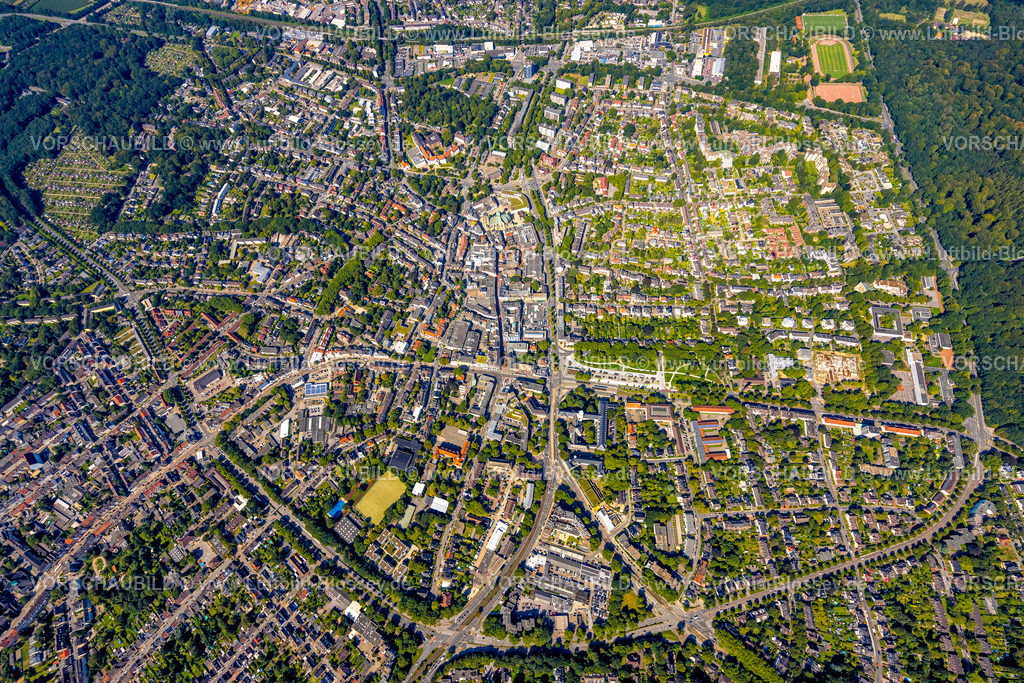 Gelsenkirchen240807533GE-Nord | Luftbild, Ortsansicht Wohngebiet Ortsteil Buer mit Rathaus, Wochenmarkt Buer und Propsteikirche St. Urbanus, Buer, Gelsenkirchen, Ruhrgebiet, Nordrhein-Westfalen, Deutschland