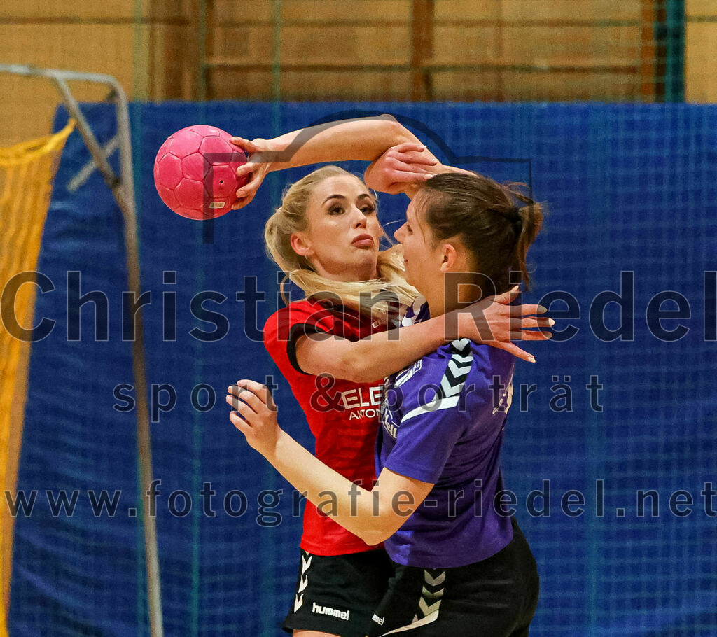 2022-11-05_073_SpVgg_Altenerding_gegen_SpVgg_Erdweg | Erding, Deutschland, 05.11.2022:
Handball, Bezirksoberliga Frauen Altbayern 2022 / 2023, 3. Spieltag, SpVgg Altenerding gegen SpVgg Erdweg, Endergebnis: 27:16

Monika Thätter (SpVgg Erdweg, #5), Julia Kranich (SpVgg Altenerding, #9)

Foto: Christian Riedel / fotografie-riedel.net