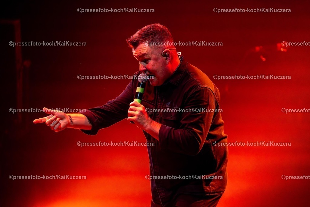 KKU02022501047 | 02.02.2025, xkkux, Düsseldorf, Die Band Dropkick Murphys performt bei ihrem Konzert in der Mitsubishi Electric HALLE. Im Bild Sänger Ken Casey