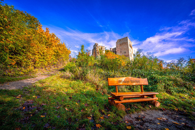 Ruine der Lobdeburg | Blick auf die Lobdeburg im Herbst bei blauem Himmel und Schleierwolken, Jena, Thüringen, Deutschland - Realisiert mit Pictrs.com
