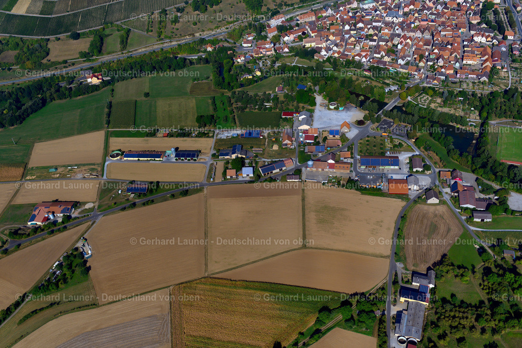 3650426 | RöTTINGEN 13.09.2016 Industrie- und Gewerbegebiet am Rande von landwirtschaftlich genutzen Feldern und Äckern  in Röttingen im Bundesland Bayern, Deutschland // Industrial and commercial area on the edge of agricultural fields and fields  in Röttingen in the state Bavaria, Germany Foto: Gerhard Launer