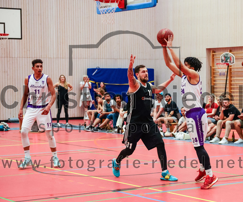 2022-05-15_126_SpVgg_Altenerding_gegen_TSV_Muenchen-Forstenried | Erding, Deutschland, 15.05.2022:
Basketball, Bezirksliga 2021 / 2022, Play-Offs, SpVgg Altenerding gegen TSV München-Forstenried, Endergebnis: 55:57

Luis Winkler (SpVgg Altenerding, #11), Alexej Simon (TSV München-Forstenried, #11), Justin Ledbetter (SpVgg Altenerding, #24)

Foto: Christian Riedel / fotografie-riedel.net