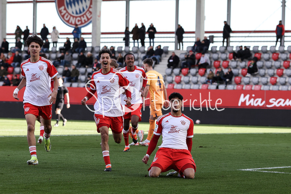 FC Bayern München U19 - TSG 1899 Hoffenheim U19 | Jubel nach dem Treffer zum 1-o fuer den FC Bayern durch Emirhan DEMIRCAN (FCB #11) / Torschuezte / Tor / Freude / Happy
