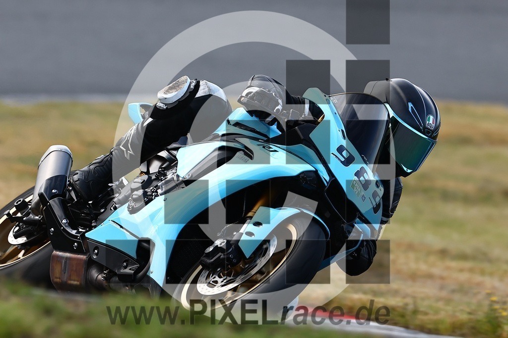 0989-20240915_06927 | Schöne Erinnerungen an spannende Momente - das festzuhalten ist unser Job. PIXELrace.de ist seit 2003 auf den Rennstrecken Europas unterwegs um die Action draußen beim Fahren und die wunderbare Stimmung imm Fahrerlager für euch einzufangen.