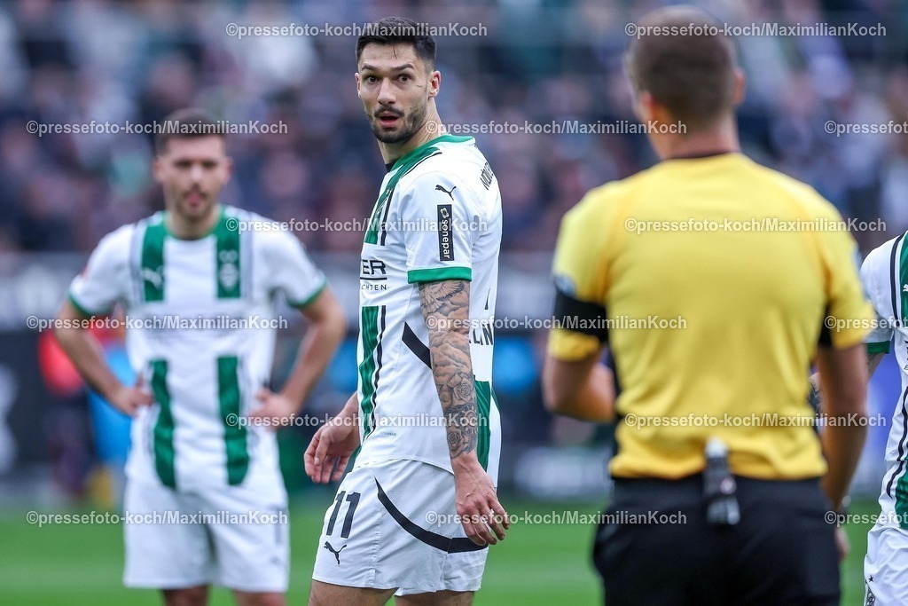 BMG21022502141 | 22.02.2025, Fußball, Borussia Mönchengladbach - FC Augsburg, 1. Fußball Bundesliga, Borussia-Park, Saison 2024 2025: Tim Kleindienst (Mönchengl. #11)  blickt zu Schiedsrichter Florian  Dr. ExnerDFB regulations prohibit any use of photographs as image sequences and or quasi-video.