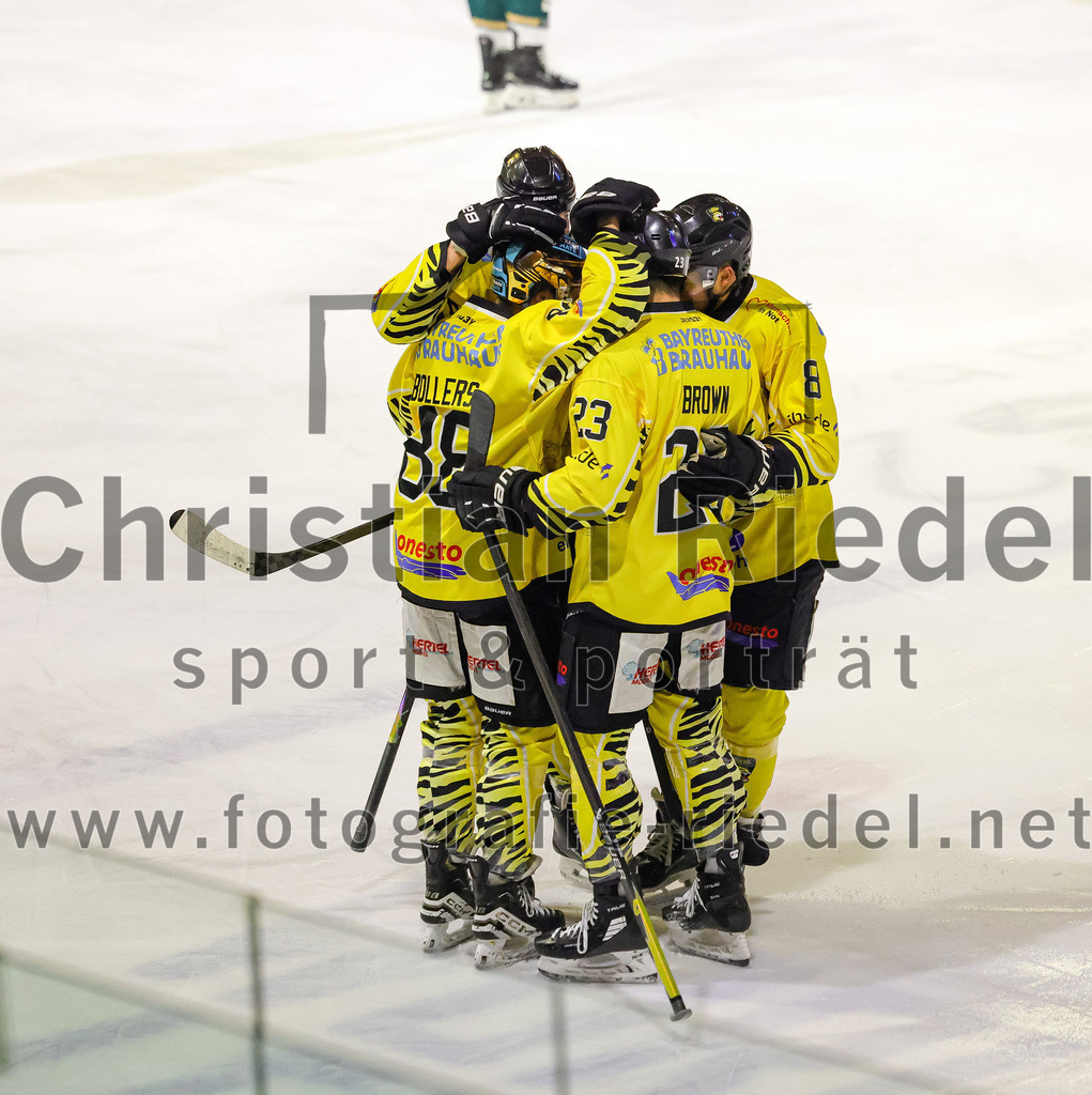 2025-12-28_114_TSV_Erding_gegen_onesto_Tigers_Bayreuth | Erding, Deutschland, 28.12.2025:Eishockey, Oberliga Süd 2025 / 2026, 31. Spieltag, TSV Erding gegen onesto Tigers Bayreuth, Endergebnis: 6:5 n.V.Kyle Bollers (onesto Tigers Bayreuth, #88), Aiden Brown (onesto Tigers Bayreuth, #23)Foto: Christian Riedel / fotografie-riedel.net