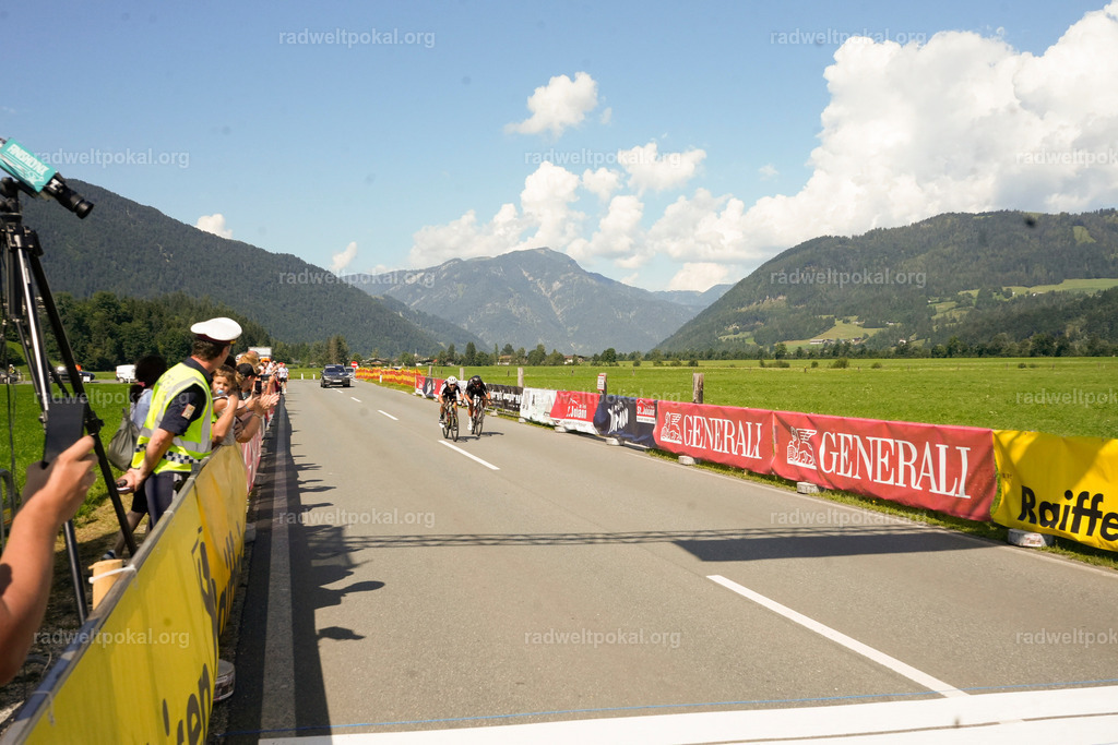 833_20230817_Bewerb_Maenner_Muehlanger | AUT - OESTERREICH, 2023-08-16: SPORT RENNRAD-FAHREN - 55. INTERNATIONALER RADWELTPOKAL IN ST. JOHANN IN TIROL  - Vintage-Radrennen mit WM-Bronze-Medaillen-Siegerin Christina Schweinberger, den Teilnehmer und Alexander Baumann (vom Orginastions-Team) - TAG 2 BEWERB MAENNER IN SECHS GRUPPEN  ; Foto: Roland Muehlanger