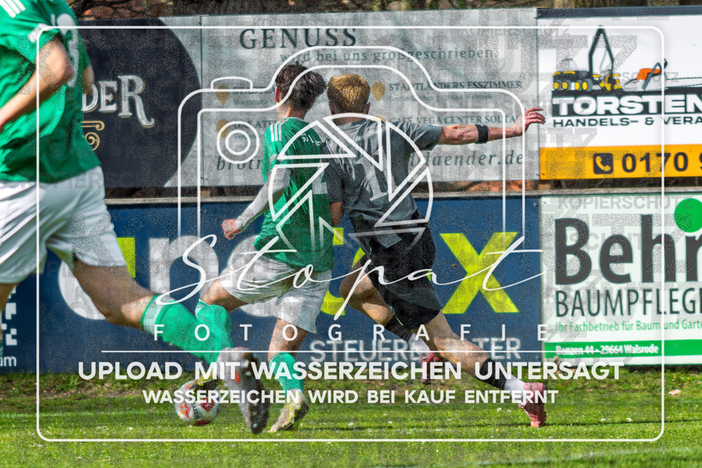 FGFS-SGA-1023 | Dario Rihtar (SG Allertal #04) und Adam Jarkas (FG Fulde-Stellichte #11) beim Herren Kreisliga HK Spiel zwischen FG Fulde-Stellichte und SG Allertal im Fulder Zentralstadion, Fulde (Simon Paul Stopat) - Realisiert mit Pictrs.com