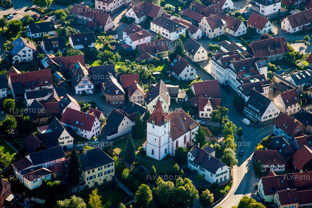 Kirchengebäude der Ev. Kirche in Ellmendingen in der Dorfmitte | Luftbild: Kirchengebäude der Ev. Kirche in Ellmendingen in der Dorfmitte im Ortsteil Ellmendingen in Keltern im Bundesland Baden-Württemberg in Deutschland. Foto: IMG_32433.jpg vom 21.08.2010 durch Werner Riehm/FLY-FOTO.de - Realisiert mit Pictrs.com