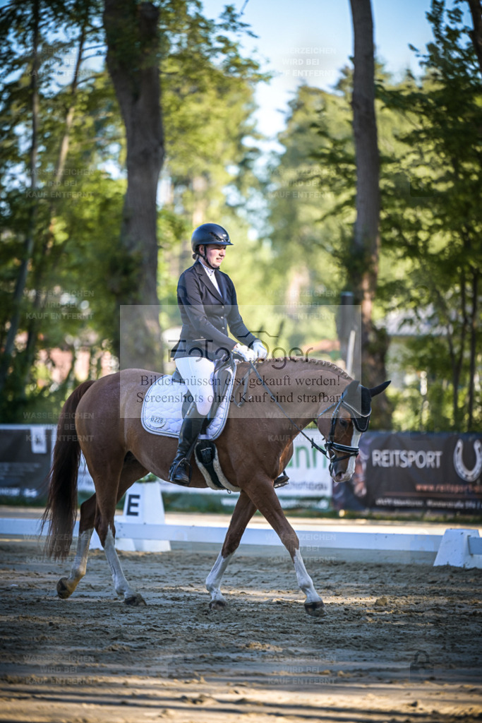 DOS_4038 | Entdecke hochwertige Reitturnierfotos von Foto Oger. Professionell, emotional und authentisch – jetzt Lieblingsmomente im Shop bestellen. - Realisiert mit Pictrs.com