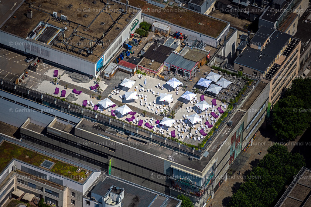 4034657 | STUTTGART 22.07.2020 Tische und Sitzbänke der Freiluft- Gaststätten " Sky Beach Stuttgart " auf dem Dach des Kaufhaus GALERIA an der Königstraße im Ortsteil Stadtzentrum in Stuttgart im Bundesland Baden-Württemberg, Deutschland. Weiterführende Informationen bei: GALERIA Karstadt Kaufhof GmbH,  Stadtengel GmbH. // Tables and benches of open-air restaurants " Sky Beach Stuttgart " on street Koenigstrasse in the district Stadtzentrum in Stuttgart in the state Baden-Wuerttemberg, Germany. Further information at: GALERIA Karstadt Kaufhof GmbH,  Stadtengel GmbH. Foto: Gerhard Launer