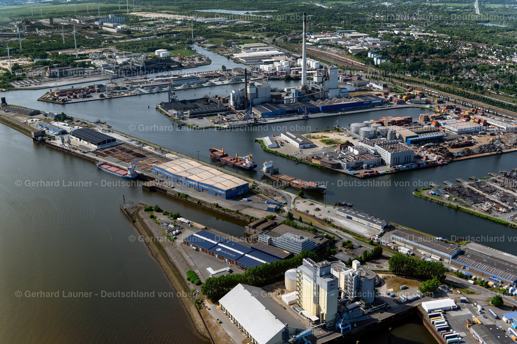 4030090 | BREMEN 01.06.2020 Kaianlagen und Schiffs- Anlegestellen am Hafenbecken des Binnenhafen am Ufer der Weser im Ortsteil Gröpelingen in Bremen, Deutschland. Weiterführende Informationen bei: bremenports GmbH &amp; Co. KG. // Quays and boat moorings at the port of the inland port on shore of Weser in the district Groepelingen in Bremen, Germany. Further information at: bremenports GmbH &amp; Co. KG. Foto: Gerhard Launer