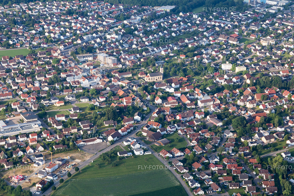 Ortsansicht der Straßen und Häuser der Wohngebiete | Luftbild: Ortsansicht der Straßen und Häuser der Wohngebiete in Mutlangen im Bundesland Baden-Württemberg in Deutschland. Foto: IMG_101574.jpg vom 08.07.2017 durch Werner Riehm/FLY-FOTO.de - Realisiert mit Pictrs.com