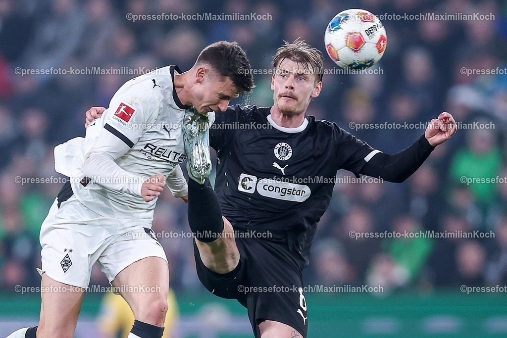 BMG13032601031 | 13.03.2026, Fußball, Borussia Mönchengladbach - FC St. Pauli, 1. Fußball Bundesliga, 26.Spieltag, Borussia-Park, Saison 2025 2026: Yannik Engelhardt&nbsp;(Borussia Mönchengladbach #06) im Zweikampf gegen  Eric Smith&nbsp;(FC St.Pauli #08) - Foulspiel Foul Eric Smith&nbsp;(FC St.Pauli #08) trifft Yannik Engelhardt&nbsp;(Borussia Mönchengladbach #06) mit dem Fuß am Kopf  DFB regulations prohibit any use of photographs as image sequences and or quasi-video.