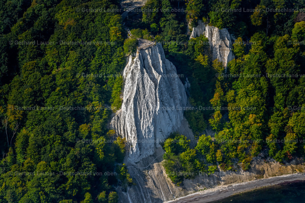 4061398 | LOHME 08.09.2021 Felsen- Küsten- Landschaft an der Steilküste - Kreidefelsen Königstuhl - in Lohme im Bundesland Mecklenburg-Vorpommern, Deutschland. Weiterführende Informationen bei: Nationalpark-Zentrum KÖNIGSSTUHL Sassnitz gemeinnützige GmbH. // Rock Coastline on the cliffs - Kreidefelsen Koenigstuhl - in Lohme in the state Mecklenburg - Western Pomerania, Germany. Further information at: Nationalpark-Zentrum KOeNIGSSTUHL Sassnitz gemeinnuetzige GmbH. Foto: Gerhard Launer
