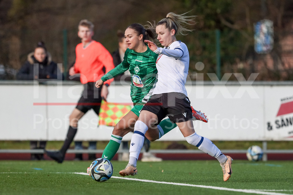 Fussball, Testspiel Frauen, DSC Arminia Bielefeld - SV Werder Bremen | v.li.: Maja Sternad (SV Werder Bremen, 11) und Pamela Jahn (Arminia Bielefeld, 8) im Zweikampf, Duell, Dynamik, Aktion, Action, Spielszene