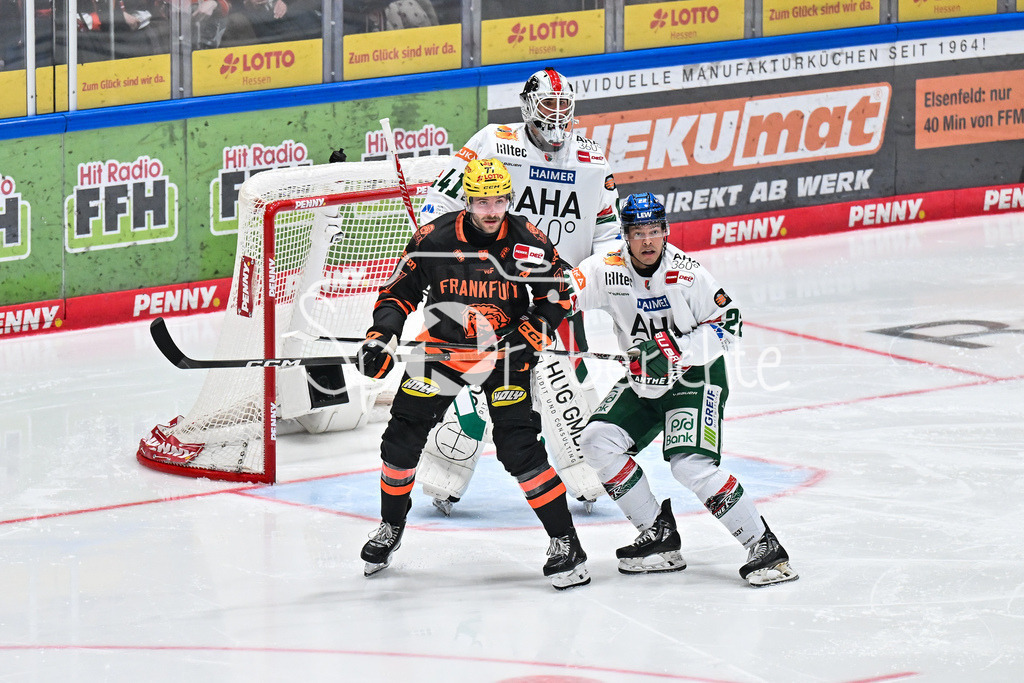 Löwen Frankfurt - Augsburger Panther | FRANKFURT, GERMANY - 19. DECEMBER: v. l. Daniel PFAFFENGUT (Löwen Frankfurt 77), Peyton JONES (Augsburger Panther 41) und Madison BOWEY (Augsburger Panther 22) während dem Match zwischen den Löwen Frankfurt und den Augsburger Panthern am 29. Spieltag der Penny DEL in der Eissporthalle Frankfurt