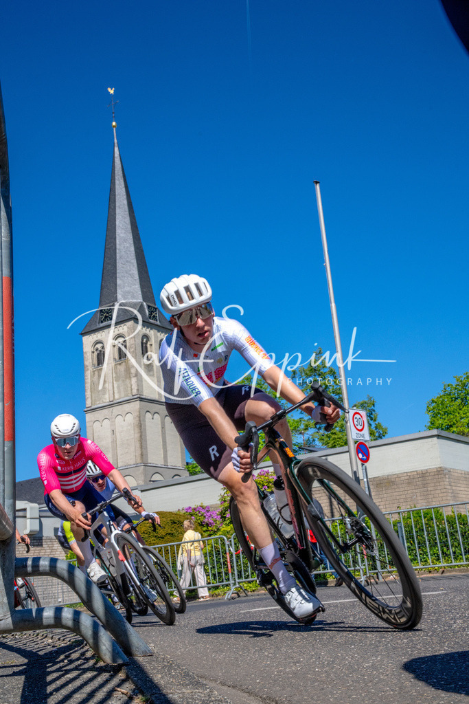 Spurt in den Mai 2026 - Großer Preis der Sparkasse Neuss | Annual one-day road cycling race "Großer Preis der Sparkasse Neuss" held in Büttgen, Germany, organized by VfR Büttgen 1912 e.V. The event features multiple races across all age categories from U11 youth to Elite men. - Realisiert mit Pictrs.com
