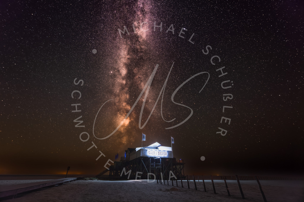 Milchstraße über einem Pfahlbau | Schwotte Media - Realisiert mit Pictrs.com