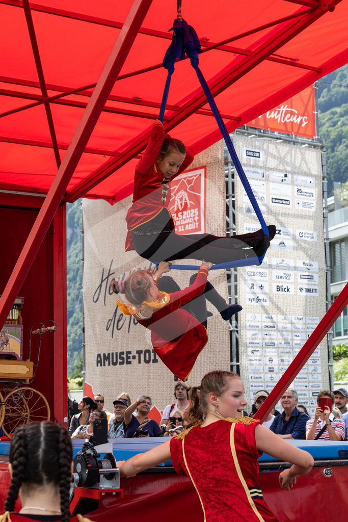 ESAF2025_Freitag_4083 | Die Schwinger des Schwyzer Kantonalen Schwingerverbandes: Fotos, die Dynamik und Leidenschaft festhalten, sowie emotionale Momente aus dem traditionellen Schwingsport zeigen. - Realisiert mit Pictrs.com