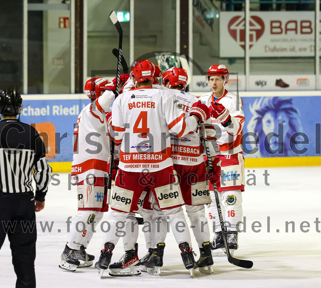 2023-03-19_122_TSV_Erding_gegen_TEV_Miesbach | Erding, Deutschland, 19.03.2023:
Eishockey, Bayernliga Playoffs 2022 / 2023, Halbfinale, TSV Erding gegen TEV Miesbach, Endergebnis: 

Johannes Bacher (TEV Miesbach, #4), Patrick Asselin (TEV Miesbach, #16)

Foto: Christian Riedel / fotografie-riedel.net