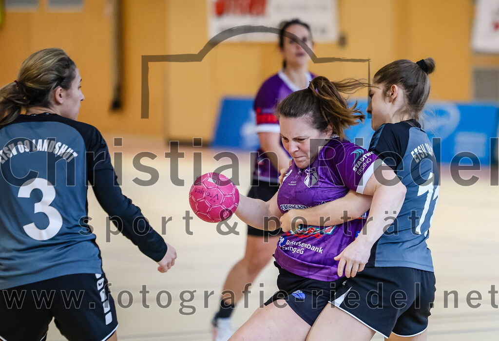 2024-03-23_002_SpVgg_Altenerding_II_gegen_ETSV_09_Landshut | Erding, Deutschland, 23.03.2024:
Handball, Bezirksliga Frauen Altbayern 2023 / 2024, 19. Spieltag, SpVgg Altenerding II gegen ETSV 09 Landshut, Endergebnis: 22:18

Julia Kirpitschjow (ETSV 09 Landshut, #3), Miriam Deuschle (SpVgg Altenerding, #3), Lena Klosik (ETSV 09 Landshut, #11)

Foto: Christian Riedel / fotografie-riedel.net