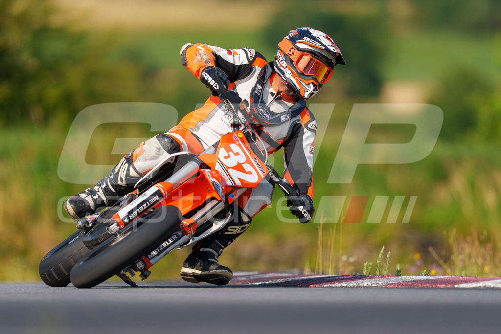 SuperMoto_Staatsmeisterschaft_Fuglau-349 | GRIPcapture steht für authentische Sportfotografie in Österreich – für Momente, die mehr sind als Geschwindigkeit oder Ergebnis. Es geht um Emotion, Spannung, Fokus und den Augenblick, der oft nur einen Wimpernschlag dauert.Ob Motorsport, Teamsport oder 