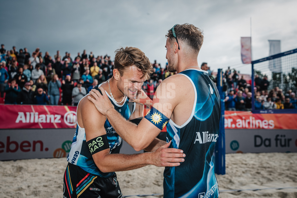 Beachvolleyball | Männer | German Beach Tour 2024 | Tourstop Bremen | 08.06.2024 | v.l. Daniel Kirchner und Jonas Sagstetter freuen sich nach dem Sieg