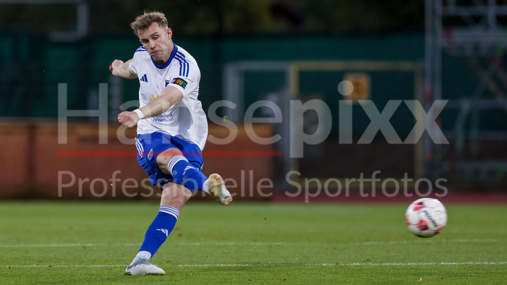 Fussball, Regionalliga Nord, SV Werder Bremen II - BSV Kickers Emden | Felix Göttlicher (BSV Kickers Emden, 2) am Ball, Freisteller, Einzelbild, Ganzkörper, Aktion, Action, Spielszene