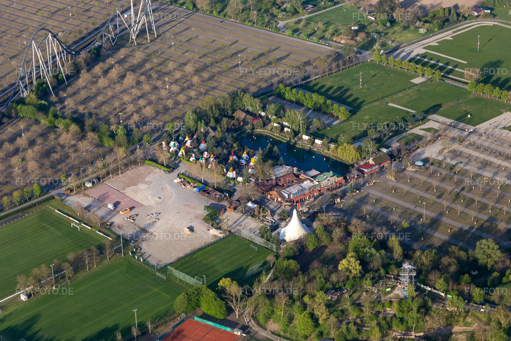 Luftbild: Leerer Parkplatz des Freizeitpark Europa-Park während Corona-Lockdown. in Rust im Bundesland Baden-Württemberg in Deutschland. Foto: IMG_126609.jpg vom 25.04.2021 durch Werner Riehm/FLY-FOTO.de
