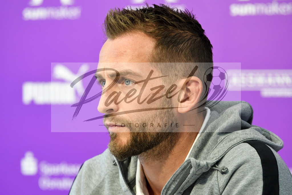 20200228_PKOSNA_0015 | Fussball, Herren: Marc Heider (VfL Osnabrueck) schaut waehrend der Pressekonferenz des VfL Osnabrueck im Presseraum des Stadion an der Bremer Bruecke am 28.02.2020 in Osnabrueck, Deutschland. - Realisiert mit Pictrs.com