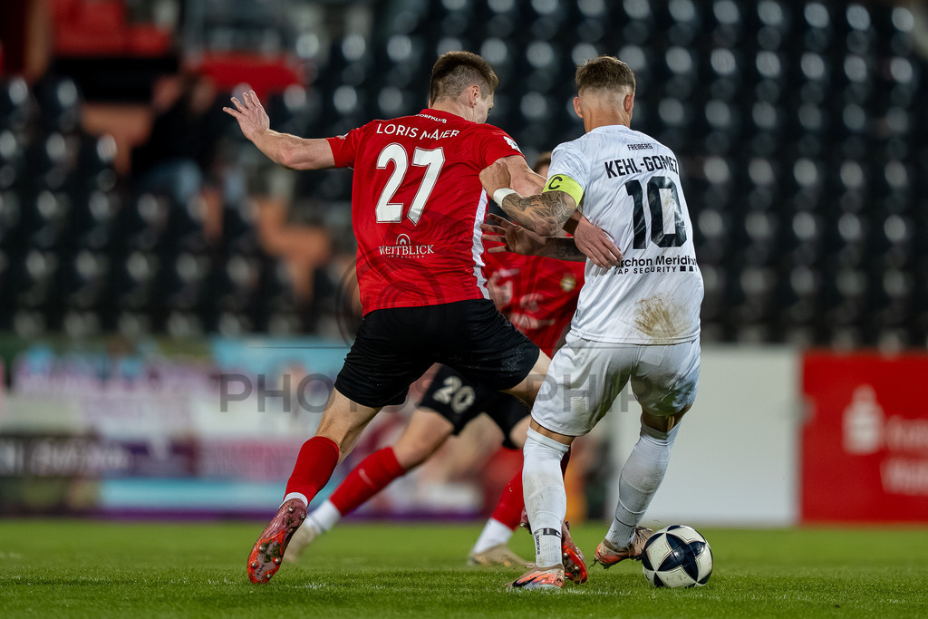 SG Sonnenhof Großaspach vs. SGV Freiberg, Fussball, Regionalliga Suedwest, 30. Spieltag, 22.04.2026 | Loris Maier (SG Sonnenhof Großaspach, #27) im Zweikampf mit Marco Kehl-Gomez (SGV Freiberg, #10),SG Sonnenhof Großaspach vs. SGV Freiberg, Fussball, Regionalliga Suedwest, 30. Spieltag, 22.04.2026