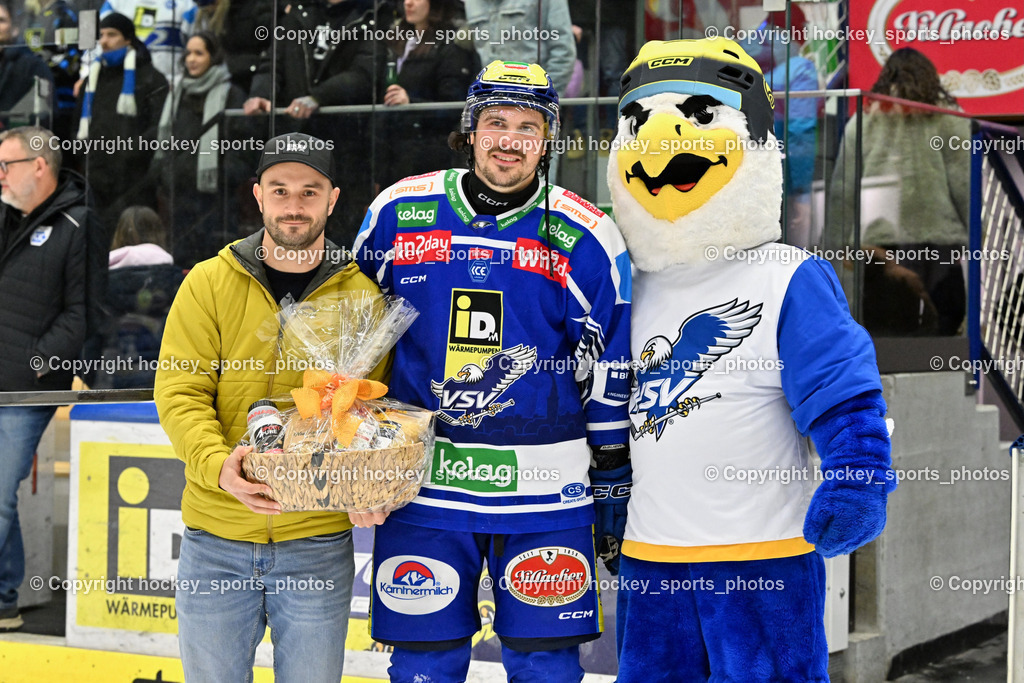 EC IDM Wärmepumpen VSV vs. HC TIWAG Innsbruck - Die Haie | Spieler des Abends, #13 Adam Helewka EC VSV, EC IDM Wärmepumpen VSV vs. HC TIWAG Innsbruck - Die Haie, EC IDM Wärmepumpen VSV vs. HC TIWAG Innsbruck - Die Haie am 01.01.2026 in Villach (Stadthalle Villach), Austria, (Photo by Bernd Stefan)