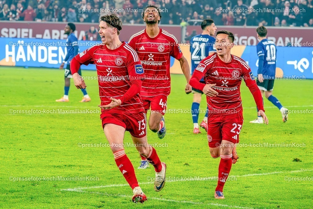 xKKUx16012601054 | 16.01.2026, xkkux, Fußball, Fortuna Düsseldorf - Arminia Bielefeld, 2. Fußball Bundesliga, Merkur Spiel-Arena, Saison 2025 2026: Torjubel nach dem Tor zum 1:0 durch Torschütze Cedric Itten (Fortuna Düsseldorf #13) zusammen mit  Elias Aboulguie Egouli (Fortuna Düsseldorf #44) Shinta Appelkamp (Fortuna Düsseldorf #23)  DFB regulations prohibit any use of photographs as image sequences and or quasi-video.