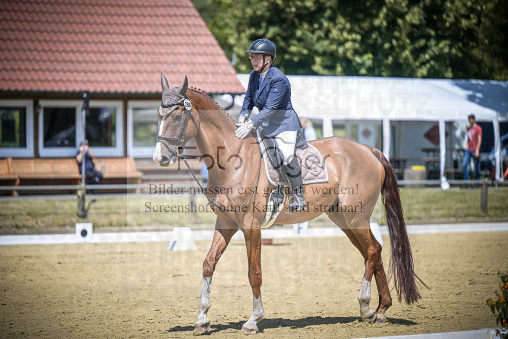 DOS_5208 | Entdecke hochwertige Reitturnierfotos von Foto Oger. Professionell, emotional und authentisch – jetzt Lieblingsmomente im Shop bestellen.Deutschlandweite Turnierfotografie. - Realisiert mit Pictrs.com