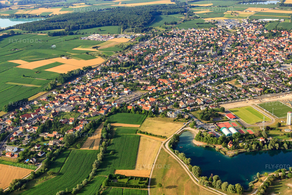 Luftbild: Ortsansicht aus Süden in Gambsheim im Bundesland Bas-Rhin in Frankreich. – Foto: IMG_30352.jpg vom 09.07.2010 durch Werner Riehm/FLY-FOTO.de – Auflösung des Originals: 4752 x 3168 px