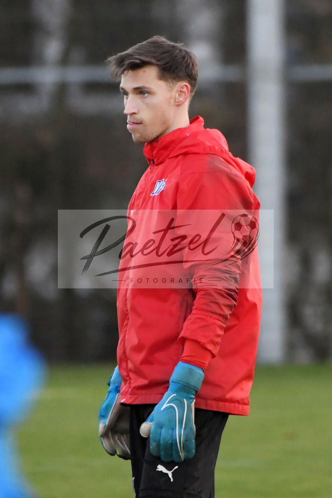 20200121_TRAOSN_0038 | Fußball, Herren: Torhüter Nils Körber (VfL Osnabrück) schaut beim Training des VfL Osnabrück am 21.01.2020 im Sportpark Illoshöhe in Osnabrück, Deutschland.(Foto von Nico Paetzel) - Realisiert mit Pictrs.com