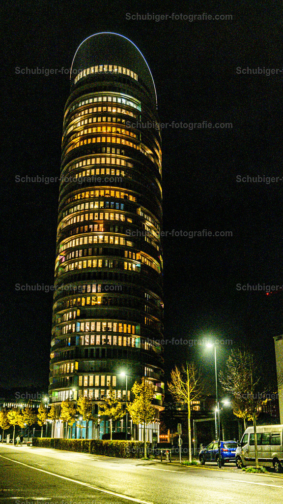 JABEE Tower | Der JaBee Tower ist ein 100 Meter hohes Hochhaus mit 32 Stockwerken in Dübendorf im Kanton Zürich. Bis zur Fertigstellung des Bäre-Towers in Ostermundigen im Jahr 2022 war der JaBee Tower das höchste Wohngebäude der Schweiz. Der Turm steht im Quartier Hochbord neben dem Bahnhof Stettbach. Wikipedia - Realisiert mit Pictrs.com