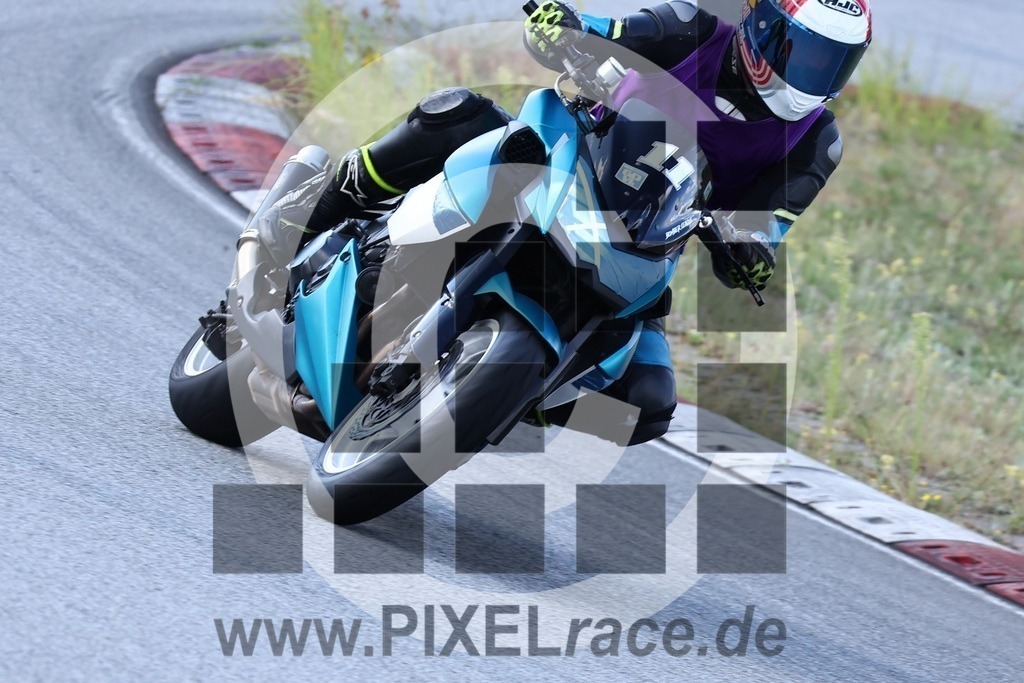 0011-20240805_01198 | Schöne Erinnerungen an spannende Momente - das festzuhalten ist unser Job. PIXELrace.de ist seit 2003 auf den Rennstrecken Europas unterwegs um die Action draußen beim Fahren und die wunderbare Stimmung imm Fahrerlager für euch einzufangen.