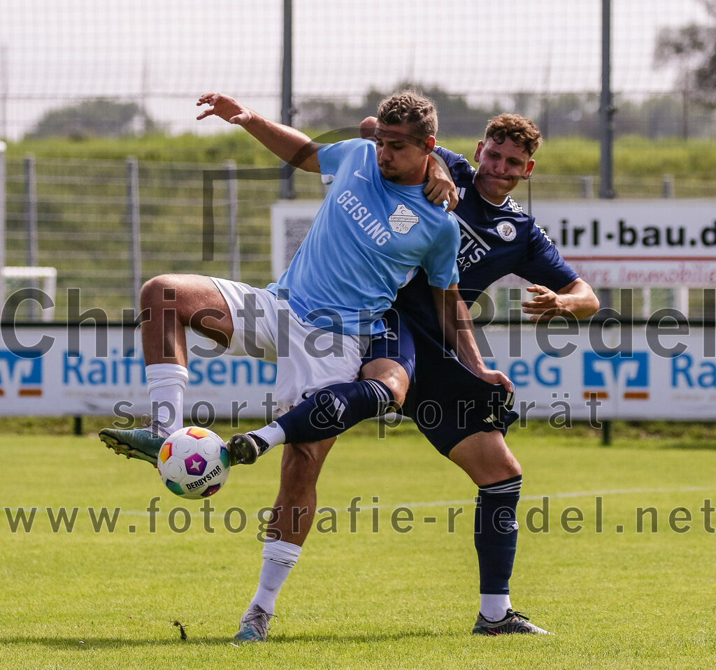 2023-08-26_042_FC_Langengeisling_gegen_TuS_Raubling | Erding, Deutschland, 26.08.2023:
Fußball, Bezirksliga Oberbayern Ost 2023 / 2024, 6. Spieltag, FC Langengeisling gegen TuS Raubling, Endergebnis: 2:0

Maximilian Birnbeck (FC Langengeisling, #27), Marius Pappenberger (TuS Raubling, #16)

Foto: Christian Riedel / fotografie-riedel.net