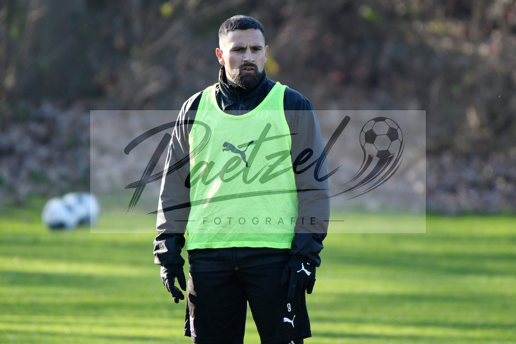 20200207_TRAOSN_0057 | Fußball, Herren: Marcos Alvarez (VfL Osnabrueck) schaut waehrend der Trainingseinheit des VfL Osnabrueck im Sportpark Illoshoehe am 07.02.2020 in Osnabrueck, Deutschland. - Realisiert mit Pictrs.com