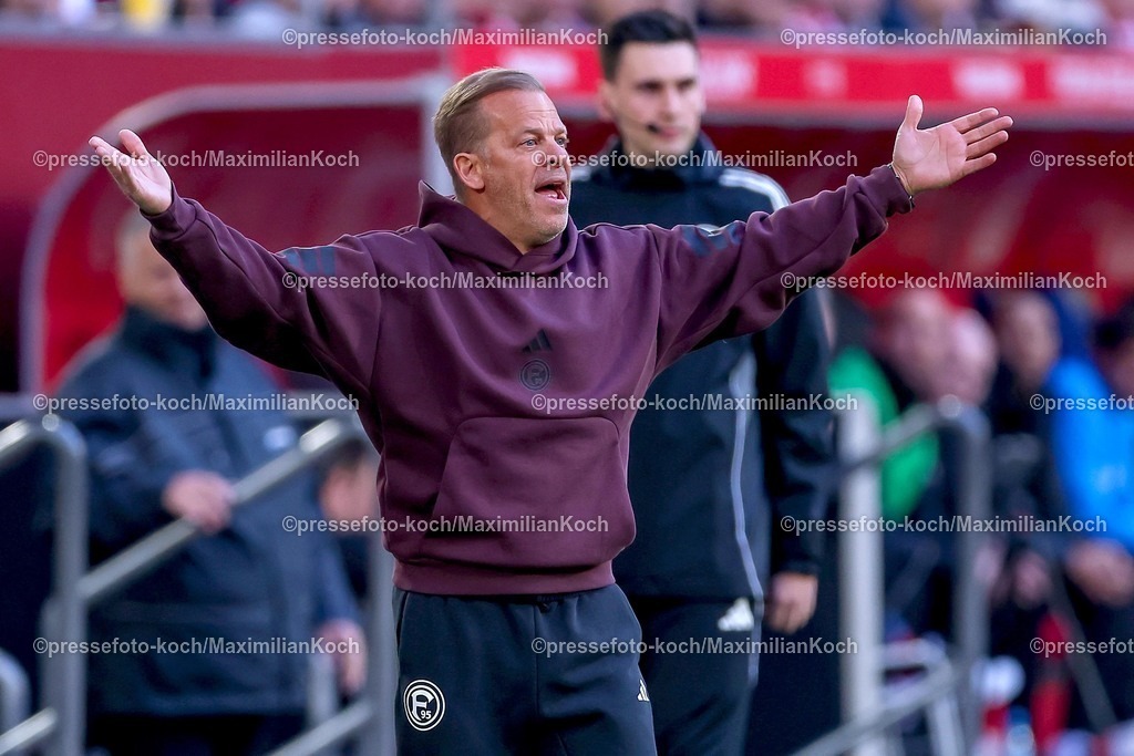 F9510042601015 | 10.04.2026, Fußball, Fortuna Düsseldorf - Holstein Kiel, 2. Fußball Bundesliga, Herren, Merkur Spiel-Arena, 29. Spieltag, Saison 2025 2026: Cheftrainer Markus Anfang (Fortuna Düsseldorf #hc) gestikulierend am Spielfeldrand   DFB regulations prohibit any use of photographs as image sequences and or quasi-video.