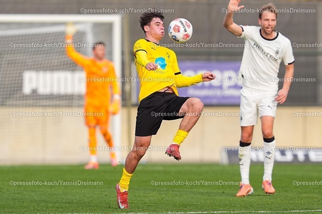xYDRx13112501096 | 13.11.2025, xydrx, Fußball, Testspiel, Borussia Mönchengladbach - NV Koninklijke Lierse SK, Fohlenplatz am Borussia-Park: Cedric Van Meirvenne (K. Lierse SK #22)