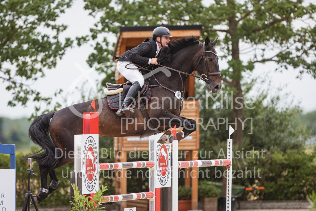 240614_Lemwerder_M2-Springen-455 | Deine schönsten Turniermomente als professionelle Fotos! Entdecke hochwertige Pferdesport-Fotografie im Online-Shop. Jetzt Fotos finden & bestellen!