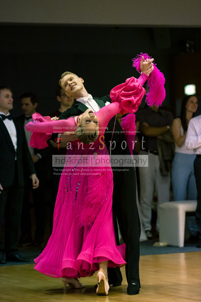 20250906_LM_By_HGR-S-Std_7493 | Tanzsportbilder, Standardtanz, Lateintanz, WDSF, DTV, LTVB, dancecomp, goc, hessen tanzt, blaues band der spree, walzer, tango, wiener walzer, slowfox, quickstepp, samba, rumba, cha-cha-cha, paso doble. jive, hd-kroft photography, turniertanzsport