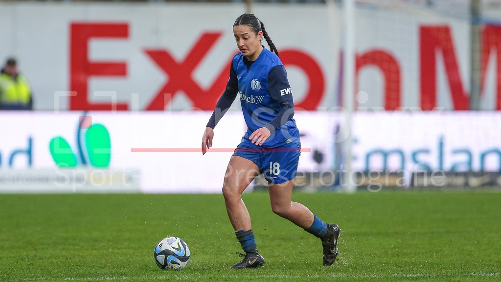 Fussball, 2. Frauen-Bundesliga, SV Meppen - Hamburger SV | v.li.: Selma Licina (SV Meppen, 18) am Ball, Freisteller, Einzelbild, Ganzkörper, Aktion, Action, Spielszene, DIE DFB-RICHTLINIEN UNTERSAGEN JEGLICHE NUTZUNG VON FOTOS ALS SEQUENZBILDER UND/ODER VIDEOÄHNLICHE FOTOSTRECKEN. DFB REGULATIONS PROHIBIT ANY USE OF PHOTOGRAPHS AS IMAGE SEQUENCES AND/OR QUASI-VIDEO.